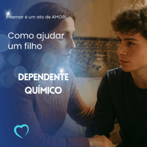 Mãe e filho adolescente sentados no sofá conversando, mostrando apoio e limites
