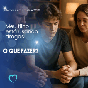 Família segura mãos com adolescente de 16 anos em sala de estar, simbolizando apoio emocional
