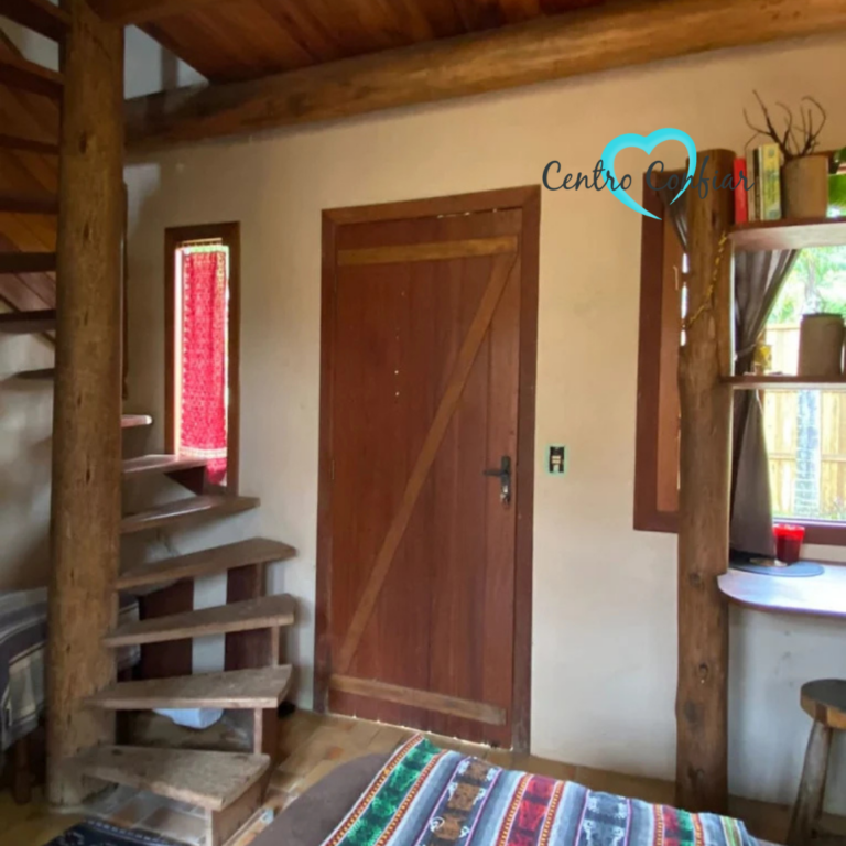 Sala com escada de madeira, porta de madeira e bancada em clínica de recuperação em Imbituba – Praia do Rosa SC